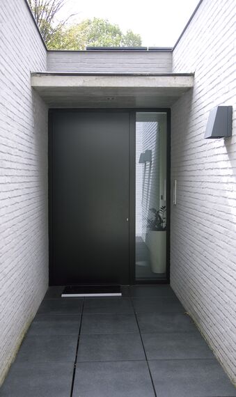 Najmodniejsze kolory drzwi zewnętrznych – drzwi SlimLine 38 z szybąi 