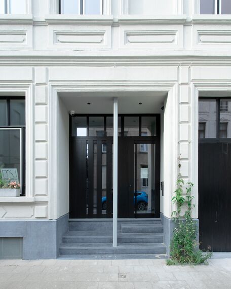 Najmodniejsze kolory drzwi zewnętrznych – drzwi SlimLine 38 z eleganckimi ciemnymi panelami 