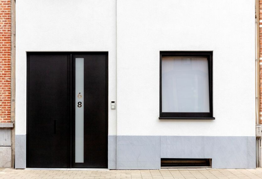 Najmodniejsze kolory drzwi zewnętrznych – drzwi MasterLine 8 z eleganckimi szkleniem