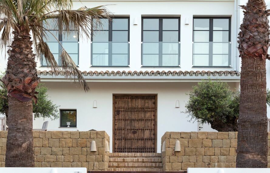 Najmodniejsze kolory drzwi zewnętrznych – drzwi SlimLine 38 w eleganckimi ciemnym kolorze