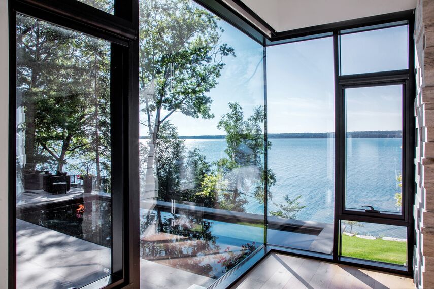 ConceptWall 50 Ściany osłonowe aluminiowe, ConceptFolding 77 Drzwi przesuwne aluminiowe, ConceptSystem 77 Okna aluminiowe oraz ConceptSystem 77 Drzwi aluminiowe - House South Water Flats zlokalizowany w Kempenfelt Bay, Kanada