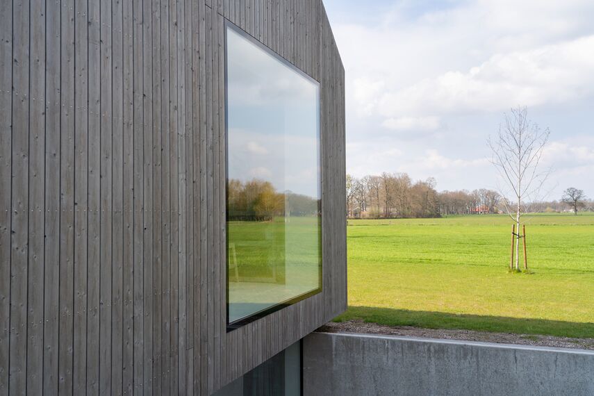 SlimLine 38 Drzwi aluminiowe, ConceptPatio 130 Drzwi przesuwne aluminiowe oraz ConceptSystem 77 Okna aluminiowe - Het Kleine Krikhaar zlokalizowany w Geesteren, Holandia