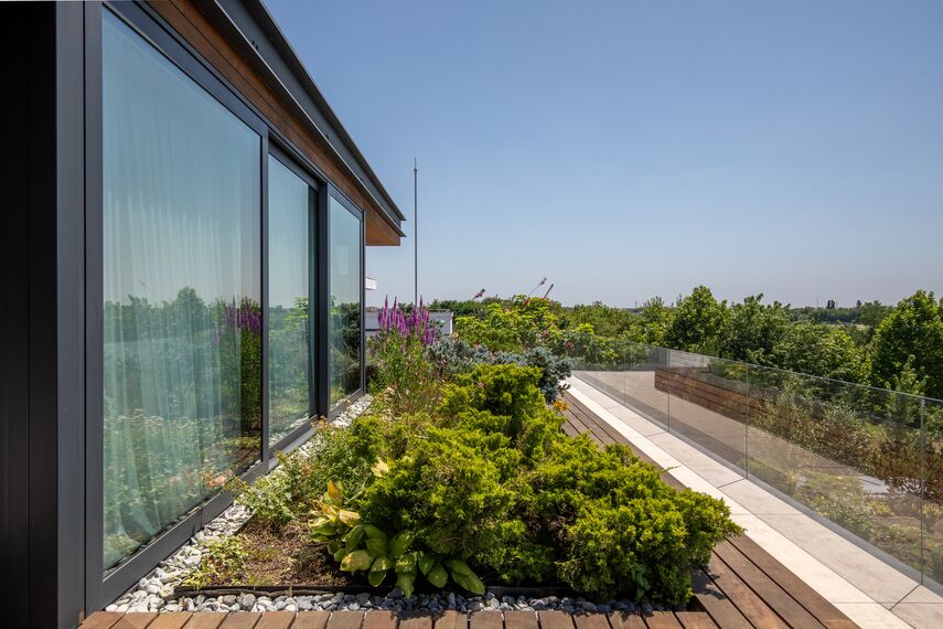 CW 50-SC Ściany osłonowe aluminiowe oraz MasterLine 8 HI+ Okna aluminiowe - M House zlokalizowany w Voluntari, Rumunia