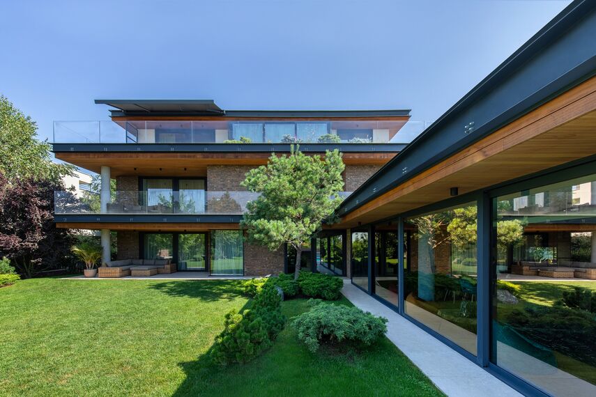 CW 50-SC Ściany osłonowe aluminiowe oraz MasterLine 8 HI+ Okna aluminiowe - M House zlokalizowany w Voluntari, Rumunia