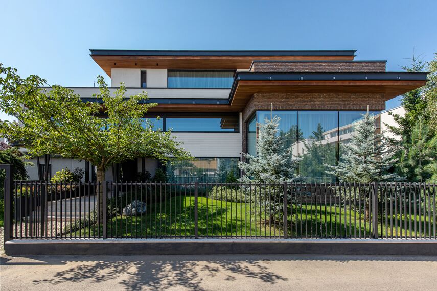 CW 50-SC Ściany osłonowe aluminiowe oraz MasterLine 8 HI+ Okna aluminiowe - M House zlokalizowany w Voluntari, Rumunia