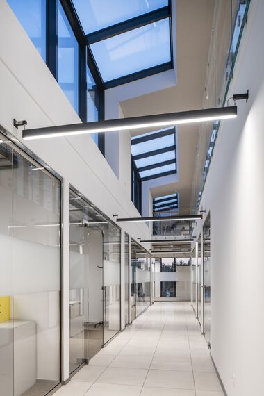 BriseSoleil 100 Osłony przeciwsłoneczne, ConceptWall 50 Ściany osłonowe aluminiowe oraz CW 50-SC Ściany osłonowe aluminiowe - Office building Venezia w Warszawie zlokalizowany w Warsaw, Polska