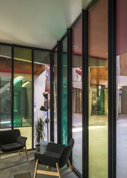 SlimLine 38 Okna aluminiowe, ConceptDoor 45Pa Drzwi aluminiowe, ThermoSystem 68 Okna aluminiowe, CW 50 Standard Ściany osłonowe aluminiowe oraz CW 50 Ściany osłonowe aluminiowe - Office building Halle de la Madeleine zlokalizowany w Nantes, Francja