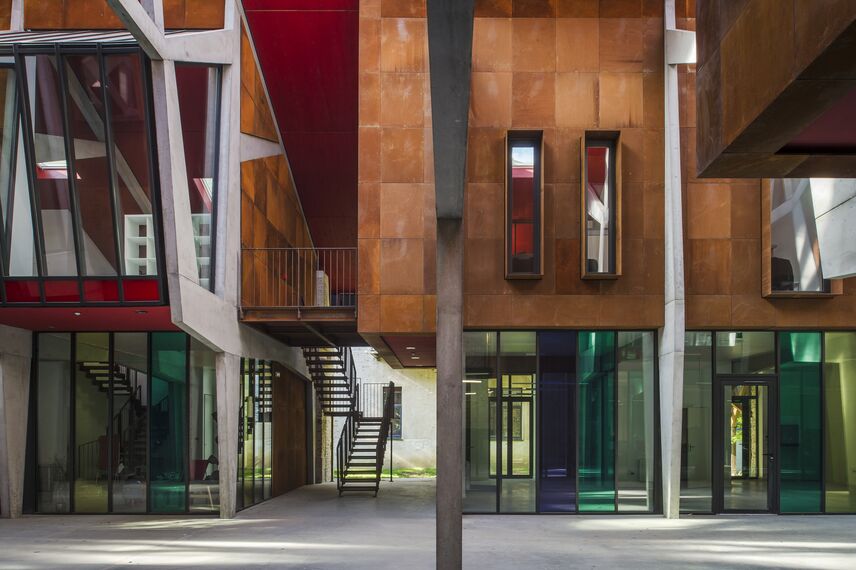 SlimLine 38 Okna aluminiowe, ConceptDoor 45Pa Drzwi aluminiowe, ThermoSystem 68 Okna aluminiowe, CW 50 Standard Ściany osłonowe aluminiowe oraz CW 50 Ściany osłonowe aluminiowe - Office building Halle de la Madeleine zlokalizowany w Nantes, Francja