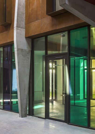 SlimLine 38 Okna aluminiowe, ConceptDoor 45Pa Drzwi aluminiowe, ThermoSystem 68 Okna aluminiowe, CW 50 Standard Ściany osłonowe aluminiowe oraz CW 50 Ściany osłonowe aluminiowe - Office building Halle de la Madeleine zlokalizowany w Nantes, Francja