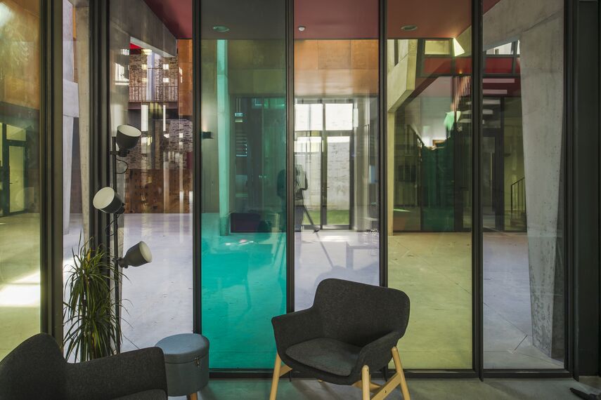 SlimLine 38 Okna aluminiowe, ConceptDoor 45Pa Drzwi aluminiowe, ThermoSystem 68 Okna aluminiowe, CW 50 Standard Ściany osłonowe aluminiowe oraz CW 50 Ściany osłonowe aluminiowe - Office building Halle de la Madeleine zlokalizowany w Nantes, Francja