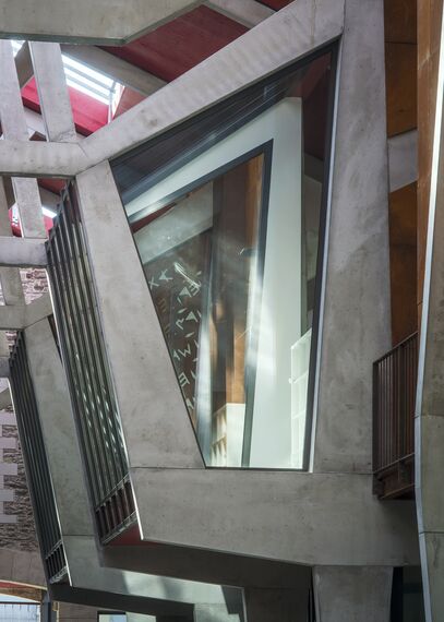 SlimLine 38 Okna aluminiowe, ConceptDoor 45Pa Drzwi aluminiowe, ThermoSystem 68 Okna aluminiowe, CW 50 Standard Ściany osłonowe aluminiowe oraz CW 50 Ściany osłonowe aluminiowe - Office building Halle de la Madeleine zlokalizowany w Nantes, Francja