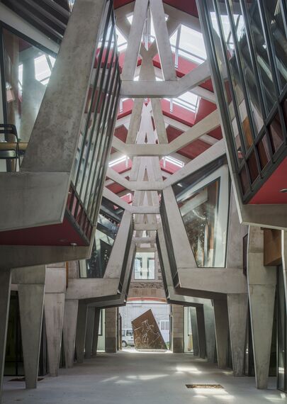 SlimLine 38 Okna aluminiowe, ConceptDoor 45Pa Drzwi aluminiowe, ThermoSystem 68 Okna aluminiowe, CW 50 Standard Ściany osłonowe aluminiowe oraz CW 50 Ściany osłonowe aluminiowe - Office building Halle de la Madeleine zlokalizowany w Nantes, Francja