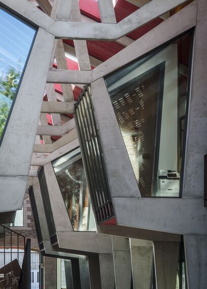 SlimLine 38 Okna aluminiowe, ConceptDoor 45Pa Drzwi aluminiowe, ThermoSystem 68 Okna aluminiowe, CW 50 Standard Ściany osłonowe aluminiowe oraz CW 50 Ściany osłonowe aluminiowe - Office building Halle de la Madeleine zlokalizowany w Nantes, Francja