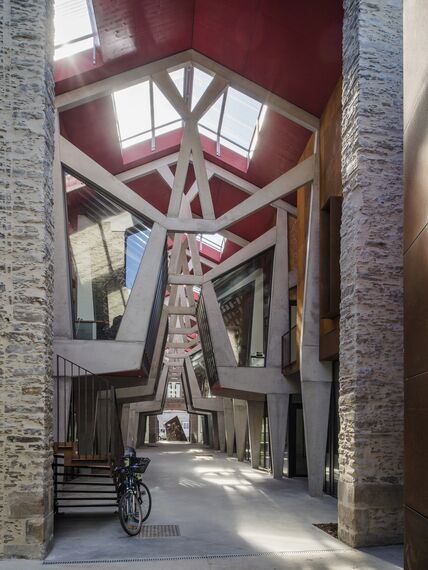 SlimLine 38 Okna aluminiowe, ConceptDoor 45Pa Drzwi aluminiowe, ThermoSystem 68 Okna aluminiowe, CW 50 Standard Ściany osłonowe aluminiowe oraz CW 50 Ściany osłonowe aluminiowe - Office building Halle de la Madeleine zlokalizowany w Nantes, Francja