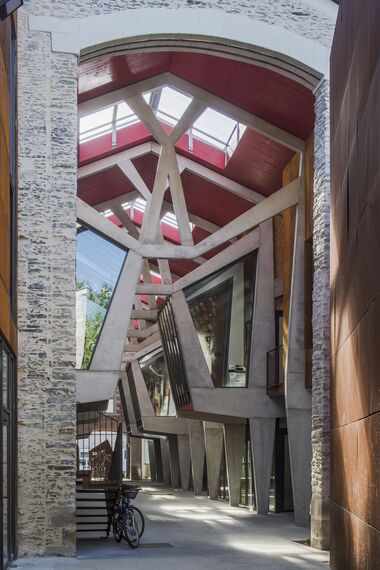 SlimLine 38 Okna aluminiowe, ConceptDoor 45Pa Drzwi aluminiowe, ThermoSystem 68 Okna aluminiowe, CW 50 Standard Ściany osłonowe aluminiowe oraz CW 50 Ściany osłonowe aluminiowe - Office building Halle de la Madeleine zlokalizowany w Nantes, Francja