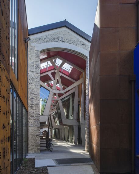 SlimLine 38 Okna aluminiowe, ConceptDoor 45Pa Drzwi aluminiowe, ThermoSystem 68 Okna aluminiowe, CW 50 Standard Ściany osłonowe aluminiowe oraz CW 50 Ściany osłonowe aluminiowe - Office building Halle de la Madeleine zlokalizowany w Nantes, Francja