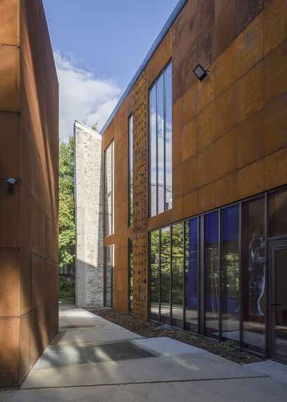 SlimLine 38 Okna aluminiowe, ConceptDoor 45Pa Drzwi aluminiowe, ThermoSystem 68 Okna aluminiowe, CW 50 Standard Ściany osłonowe aluminiowe oraz CW 50 Ściany osłonowe aluminiowe - Office building Halle de la Madeleine zlokalizowany w Nantes, Francja