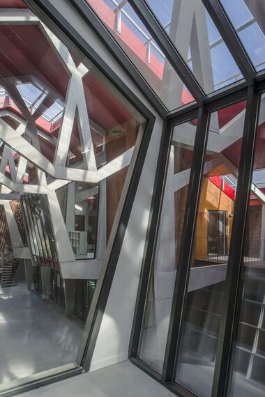 SlimLine 38 Okna aluminiowe, ConceptDoor 45Pa Drzwi aluminiowe, ThermoSystem 68 Okna aluminiowe, CW 50 Standard Ściany osłonowe aluminiowe oraz CW 50 Ściany osłonowe aluminiowe - Office building Halle de la Madeleine zlokalizowany w Nantes, Francja