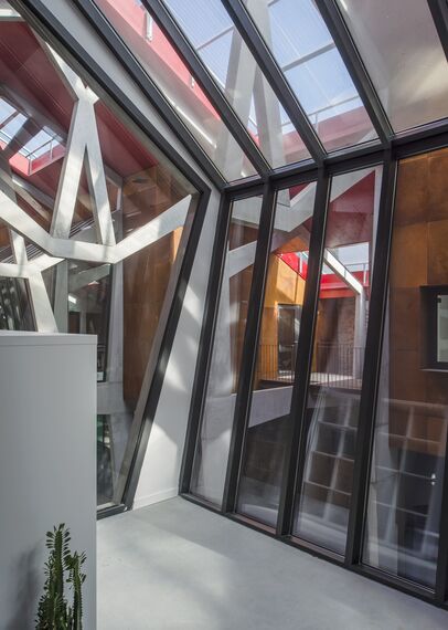 SlimLine 38 Okna aluminiowe, ConceptDoor 45Pa Drzwi aluminiowe, ThermoSystem 68 Okna aluminiowe, CW 50 Standard Ściany osłonowe aluminiowe oraz CW 50 Ściany osłonowe aluminiowe - Office building Halle de la Madeleine zlokalizowany w Nantes, Francja