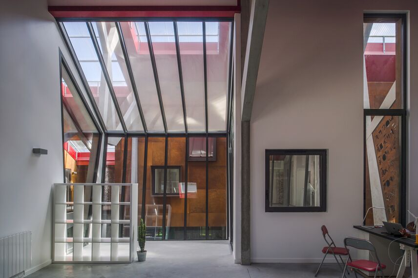 SlimLine 38 Okna aluminiowe, ConceptDoor 45Pa Drzwi aluminiowe, ThermoSystem 68 Okna aluminiowe, CW 50 Standard Ściany osłonowe aluminiowe oraz CW 50 Ściany osłonowe aluminiowe - Office building Halle de la Madeleine zlokalizowany w Nantes, Francja