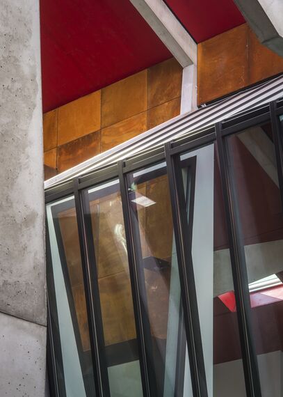 SlimLine 38 Okna aluminiowe, ConceptDoor 45Pa Drzwi aluminiowe, ThermoSystem 68 Okna aluminiowe, CW 50 Standard Ściany osłonowe aluminiowe oraz CW 50 Ściany osłonowe aluminiowe - Office building Halle de la Madeleine zlokalizowany w Nantes, Francja