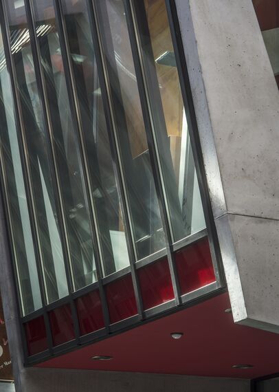 SlimLine 38 Okna aluminiowe, ConceptDoor 45Pa Drzwi aluminiowe, ThermoSystem 68 Okna aluminiowe, CW 50 Standard Ściany osłonowe aluminiowe oraz CW 50 Ściany osłonowe aluminiowe - Office building Halle de la Madeleine zlokalizowany w Nantes, Francja