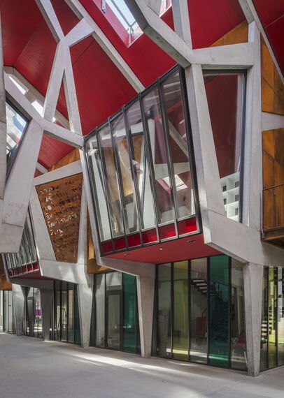 SlimLine 38 Okna aluminiowe, ConceptDoor 45Pa Drzwi aluminiowe, ThermoSystem 68 Okna aluminiowe, CW 50 Standard Ściany osłonowe aluminiowe oraz CW 50 Ściany osłonowe aluminiowe - Office building Halle de la Madeleine zlokalizowany w Nantes, Francja