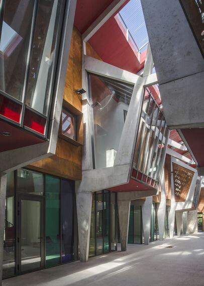 SlimLine 38 Okna aluminiowe, ConceptDoor 45Pa Drzwi aluminiowe, ThermoSystem 68 Okna aluminiowe, CW 50 Standard Ściany osłonowe aluminiowe oraz CW 50 Ściany osłonowe aluminiowe - Office building Halle de la Madeleine zlokalizowany w Nantes, Francja