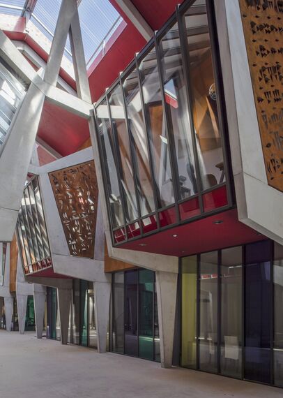 SlimLine 38 Okna aluminiowe, ConceptDoor 45Pa Drzwi aluminiowe, ThermoSystem 68 Okna aluminiowe, CW 50 Standard Ściany osłonowe aluminiowe oraz CW 50 Ściany osłonowe aluminiowe - Office building Halle de la Madeleine zlokalizowany w Nantes, Francja