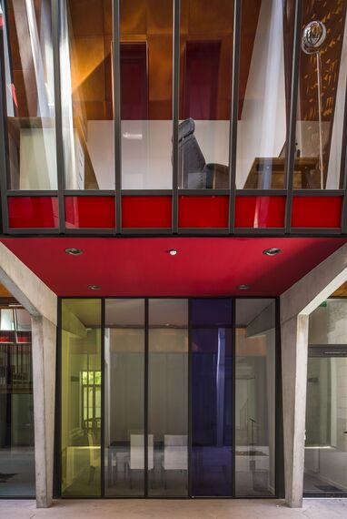 SlimLine 38 Okna aluminiowe, ConceptDoor 45Pa Drzwi aluminiowe, ThermoSystem 68 Okna aluminiowe, CW 50 Standard Ściany osłonowe aluminiowe oraz CW 50 Ściany osłonowe aluminiowe - Office building Halle de la Madeleine zlokalizowany w Nantes, Francja