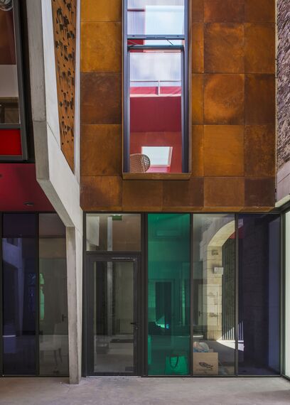 SlimLine 38 Okna aluminiowe, ConceptDoor 45Pa Drzwi aluminiowe, ThermoSystem 68 Okna aluminiowe, CW 50 Standard Ściany osłonowe aluminiowe oraz CW 50 Ściany osłonowe aluminiowe - Office building Halle de la Madeleine zlokalizowany w Nantes, Francja