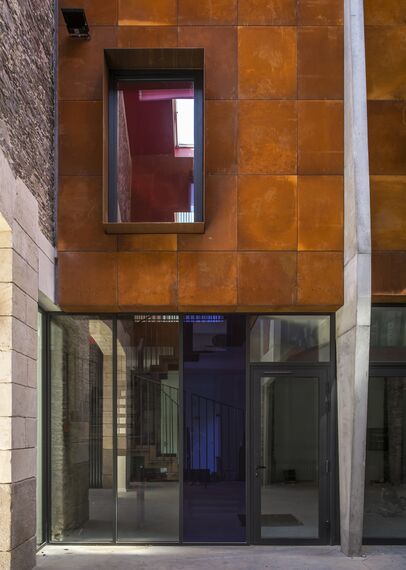 SlimLine 38 Okna aluminiowe, ConceptDoor 45Pa Drzwi aluminiowe, ThermoSystem 68 Okna aluminiowe, CW 50 Standard Ściany osłonowe aluminiowe oraz CW 50 Ściany osłonowe aluminiowe - Office building Halle de la Madeleine zlokalizowany w Nantes, Francja