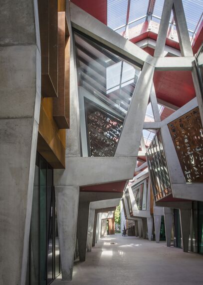 SlimLine 38 Okna aluminiowe, ConceptDoor 45Pa Drzwi aluminiowe, ThermoSystem 68 Okna aluminiowe, CW 50 Standard Ściany osłonowe aluminiowe oraz CW 50 Ściany osłonowe aluminiowe - Office building Halle de la Madeleine zlokalizowany w Nantes, Francja