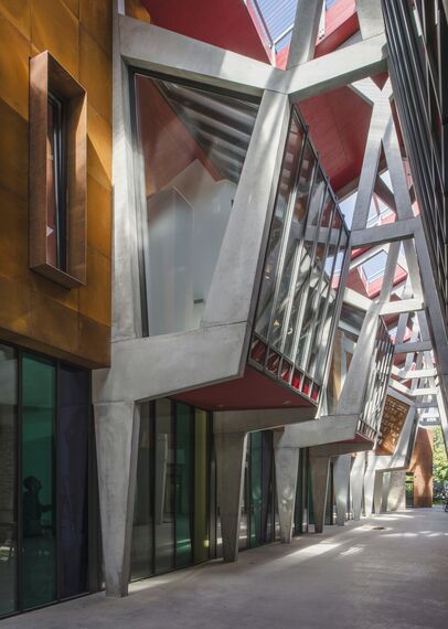 SlimLine 38 Okna aluminiowe, ConceptDoor 45Pa Drzwi aluminiowe, ThermoSystem 68 Okna aluminiowe, CW 50 Standard Ściany osłonowe aluminiowe oraz CW 50 Ściany osłonowe aluminiowe - Office building Halle de la Madeleine zlokalizowany w Nantes, Francja