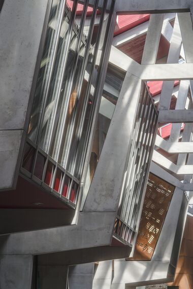 SlimLine 38 Okna aluminiowe, ConceptDoor 45Pa Drzwi aluminiowe, ThermoSystem 68 Okna aluminiowe, CW 50 Standard Ściany osłonowe aluminiowe oraz CW 50 Ściany osłonowe aluminiowe - Office building Halle de la Madeleine zlokalizowany w Nantes, Francja