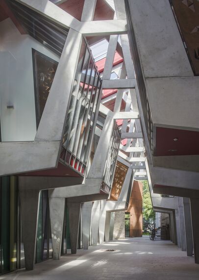 SlimLine 38 Okna aluminiowe, ConceptDoor 45Pa Drzwi aluminiowe, ThermoSystem 68 Okna aluminiowe, CW 50 Standard Ściany osłonowe aluminiowe oraz CW 50 Ściany osłonowe aluminiowe - Office building Halle de la Madeleine zlokalizowany w Nantes, Francja