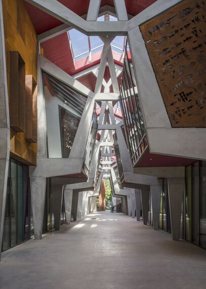 SlimLine 38 Okna aluminiowe, ConceptDoor 45Pa Drzwi aluminiowe, ThermoSystem 68 Okna aluminiowe, CW 50 Standard Ściany osłonowe aluminiowe oraz CW 50 Ściany osłonowe aluminiowe - Office building Halle de la Madeleine zlokalizowany w Nantes, Francja