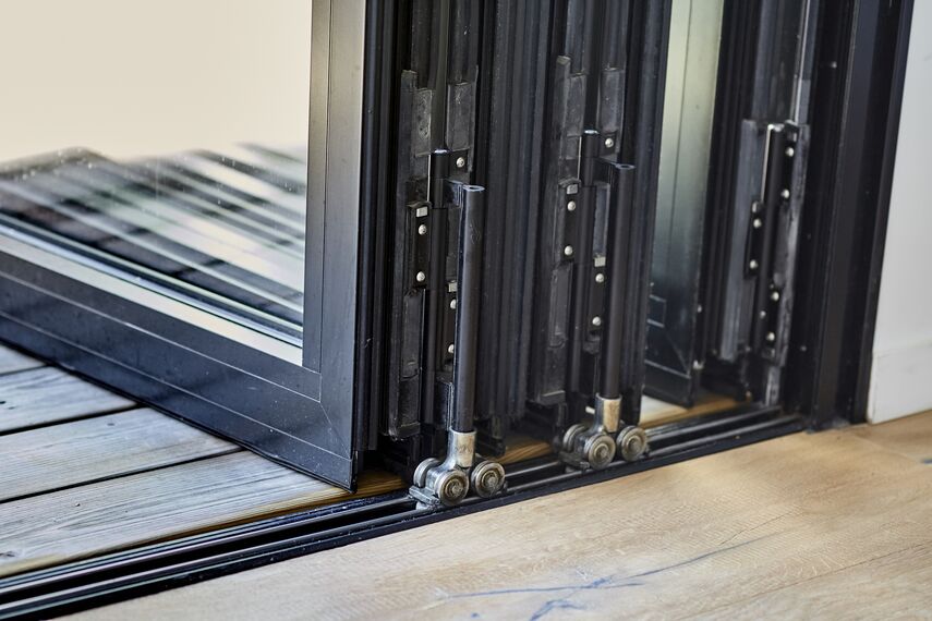 ConceptPatio 68 Drzwi przesuwne aluminiowe, ConceptFolding 77 Drzwi przesuwne aluminiowe oraz TS 68 Okna aluminiowe - House Maison Privée - Le Pouliguen zlokalizowany w Le Pouliguen, Francja