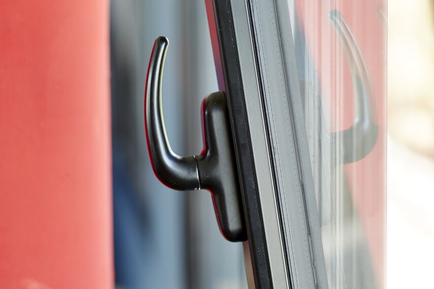 ConceptPatio 68 Drzwi przesuwne aluminiowe, ConceptFolding 77 Drzwi przesuwne aluminiowe oraz TS 68 Okna aluminiowe - House Maison Privée - Le Pouliguen zlokalizowany w Le Pouliguen, Francja