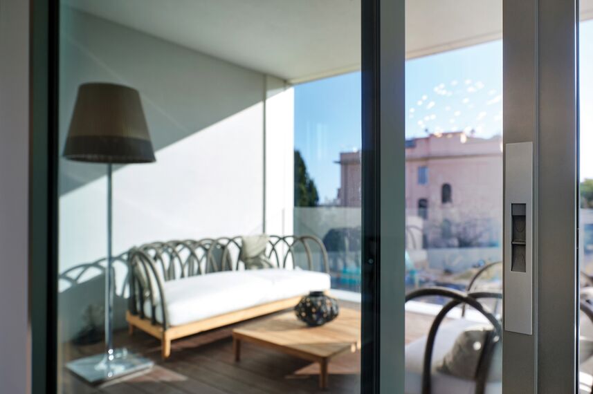 BriseSoleil 40 Osłony przeciwsłoneczne, SlimPatio 68 Drzwi przesuwne aluminiowe oraz CS 77 Hidden Vent Okna aluminiowe - Residental/Project Palazzo Arbà zlokalizowany w Genoa, Włochy