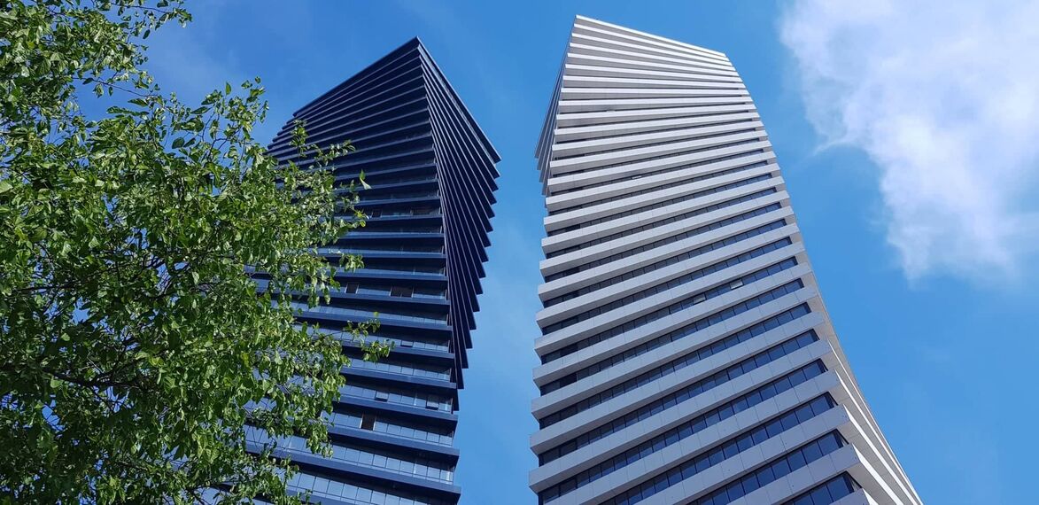 ConceptWall 50 Ściany osłonowe aluminiowe, ConceptSystem 77 Drzwi aluminiowe oraz ConceptSystem 77 Okna aluminiowe - Apartmentcompleks Axis Towers zlokalizowany w Tbilisi, Gruzja