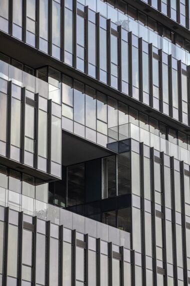 ConceptWall 60 Ściany osłonowe aluminiowe, HiFinity Drzwi przesuwne aluminiowe oraz ConceptSystem 68 Drzwi aluminiowe - Apartmentcompleks Now Bomonti zlokalizowany w Istanbul, Turcja