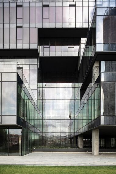 ConceptWall 60 Ściany osłonowe aluminiowe, HiFinity Drzwi przesuwne aluminiowe oraz ConceptSystem 68 Drzwi aluminiowe - Apartmentcompleks Now Bomonti zlokalizowany w Istanbul, Turcja