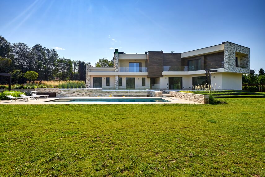 HiFinity Drzwi przesuwne aluminiowe - House Villa Hi-Finity Bergamo zlokalizowany w Bergamo, Włochy