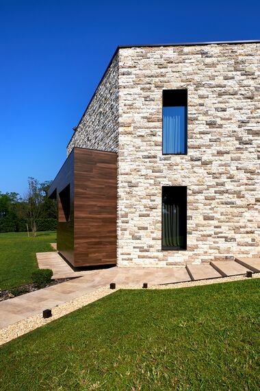 HiFinity Drzwi przesuwne aluminiowe - House Villa Hi-Finity Bergamo zlokalizowany w Bergamo, Włochy