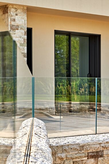 HiFinity Drzwi przesuwne aluminiowe - House Villa Hi-Finity Bergamo zlokalizowany w Bergamo, Włochy