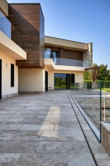 HiFinity Drzwi przesuwne aluminiowe - House Villa Hi-Finity Bergamo zlokalizowany w Bergamo, Włochy