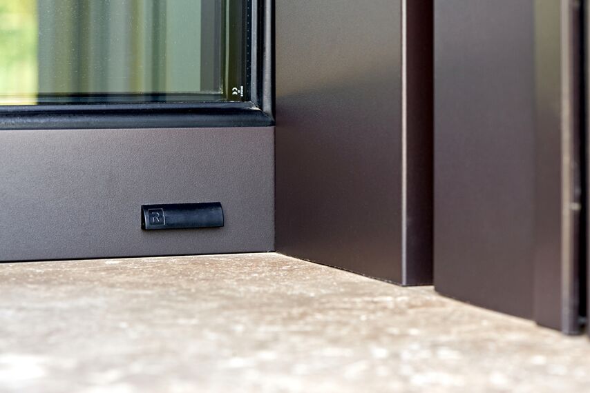 HiFinity Drzwi przesuwne aluminiowe - House Villa Hi-Finity Bergamo zlokalizowany w Bergamo, Włochy