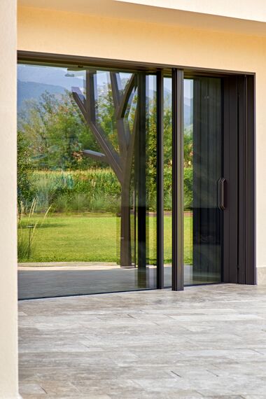 HiFinity Drzwi przesuwne aluminiowe - House Villa Hi-Finity Bergamo zlokalizowany w Bergamo, Włochy