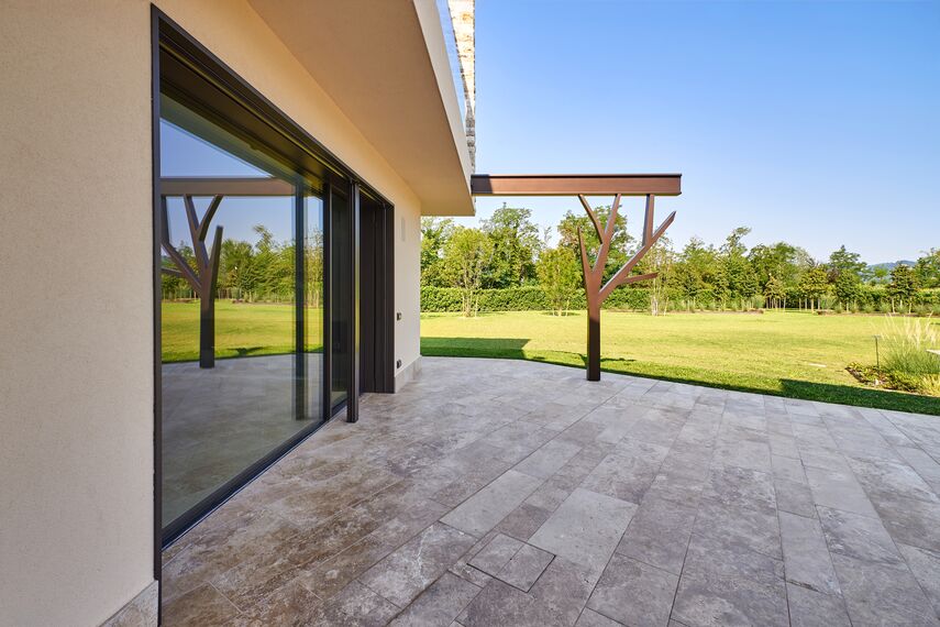 HiFinity Drzwi przesuwne aluminiowe - House Villa Hi-Finity Bergamo zlokalizowany w Bergamo, Włochy